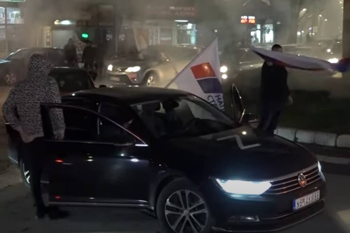 VIDEO Srbi na Kosovu iscrtali su slovo Z na autu i slavili Vučićevu pobjedu: Zapalili su i bakljade
