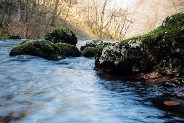 Neteka: Oštećena šetnica na vrelu Une