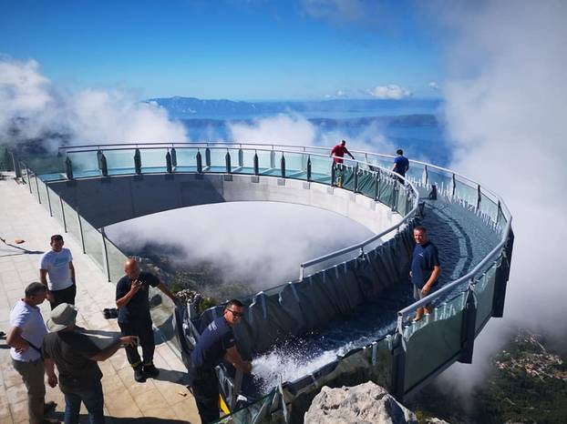 Testirali stakleni vidikovac na Biokovu: Izdržao pritisak vode