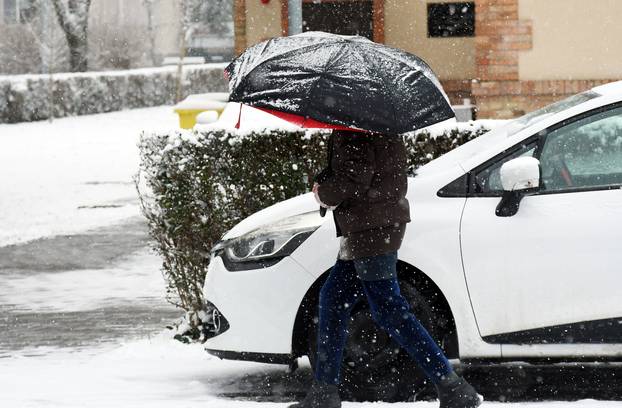 Snijeg zabijelio ulice u Sisku