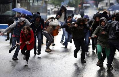 Turska: Policija je i u nedjelju građane tjerala suzavcem