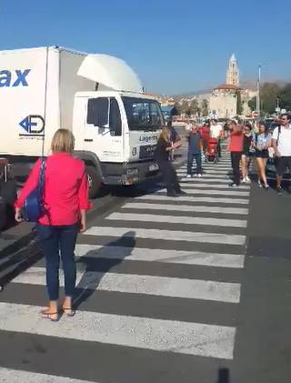 E, pa nećeš proći! Nakon svađe zaštitarka je stala pred kamion