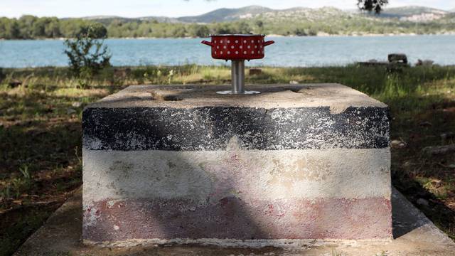 Šibenik: Na lokaciji snimanja filma "Kako je počeo rat na mom otoku" osvanula je instalacija "Pašta šuta"