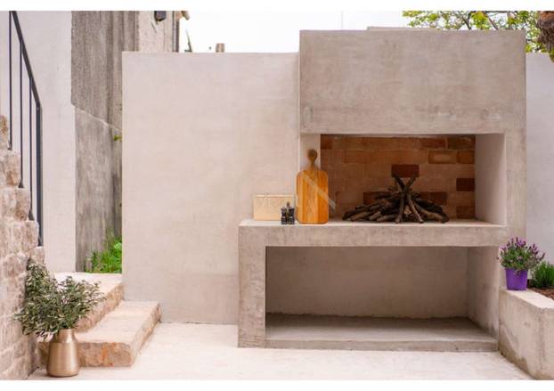 FOTO Još uvijek se prodaje kuća na Braču koja ima tajnu sobu za penetriranje! Ovo je cijena...