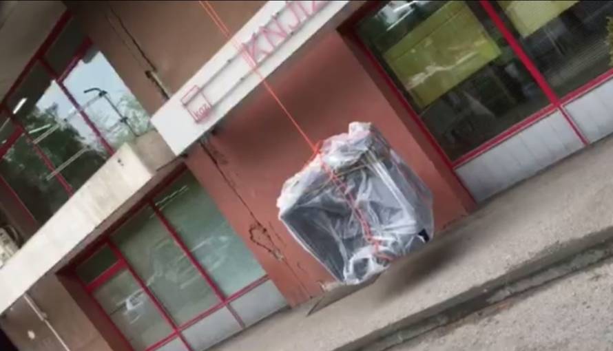 Dečki s Knežije dizali 'leteću' garnituru na treći kat zgrade