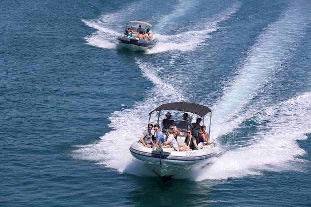 Trogir: Turistički gliseri i taxi brodovi 