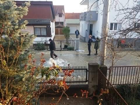 Pukla cijev u Gajnicama, ulica pliva u vodi: 'Ima je do koljena'