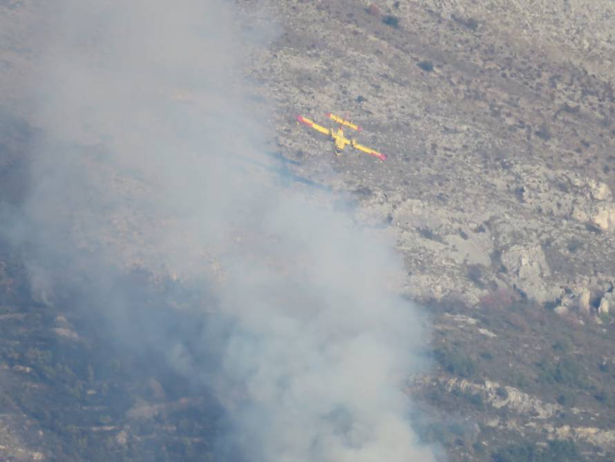 Vatrogasci i kanader stavili pod kontrolu požar kod Podstrane