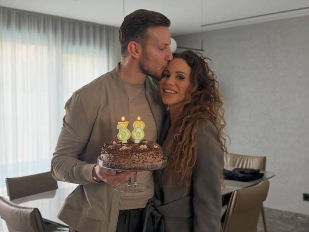 FOTO Ivan Rakitić dobio tortom u lice! Fotke s rođendana su hit