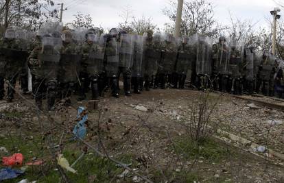Migranti na policiju kamenjem, uzvratili suzavcem i granatama