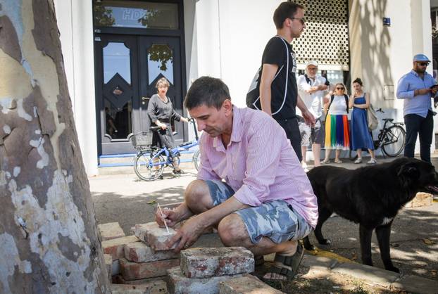 Zagreb: Performans Siniše Labrovića "Zid, pljesak, kuća, smijeh" na Trgu žrtava fašizma 