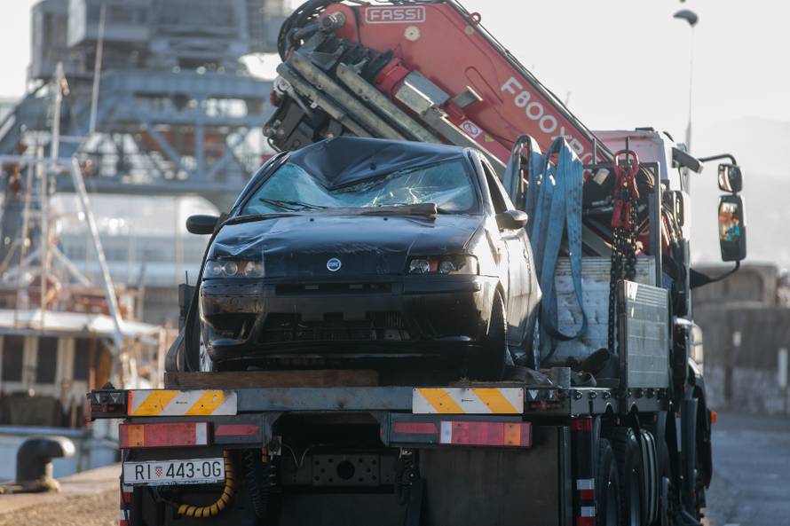 Rijeka: Izvađen automobil iz mora nakon što je vozač zaboravio ručnu kočnicu