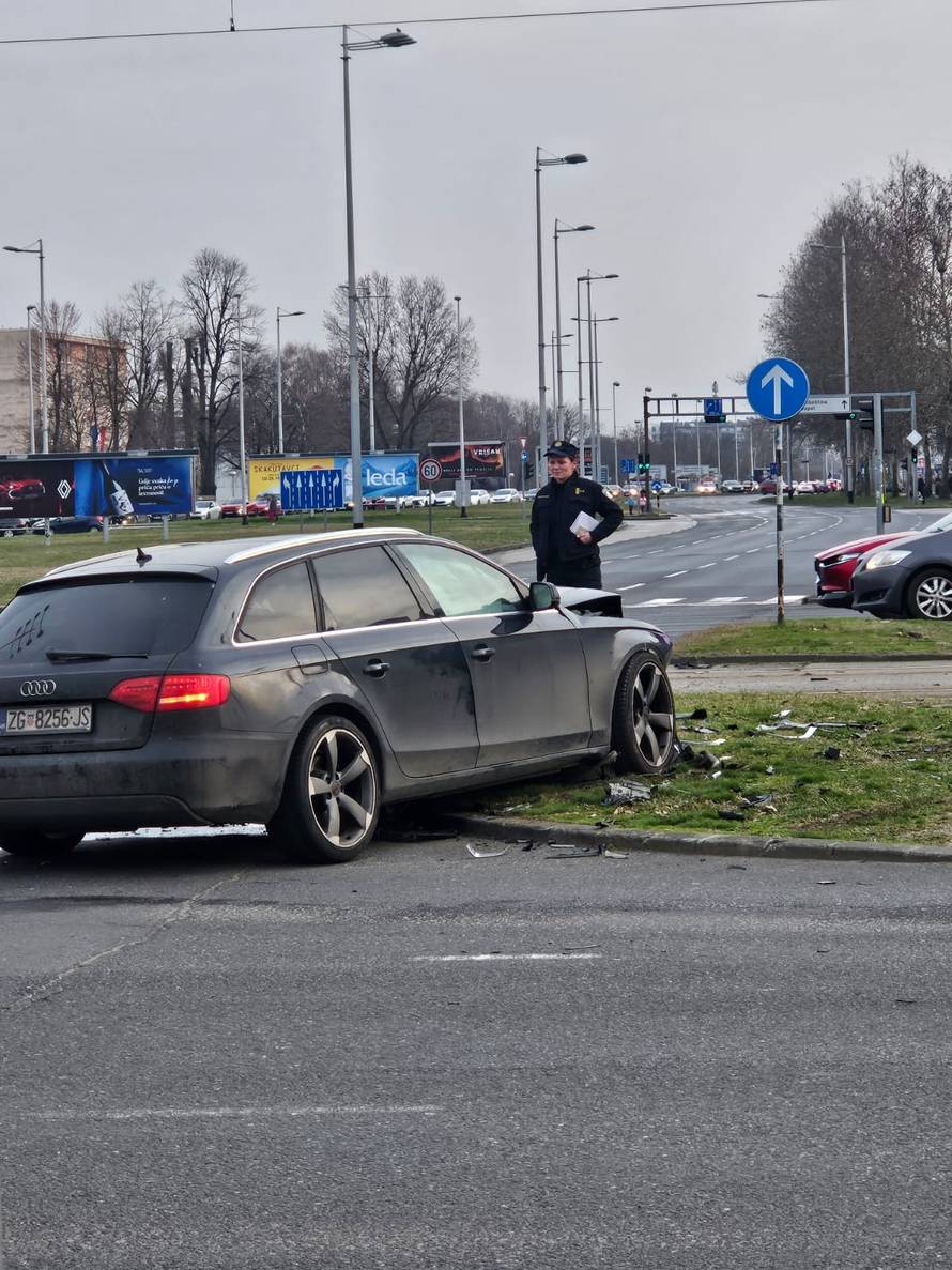 FOTO Kaos kod Avenue Malla: Sudarila se dva automobila, dvoje ljudi prevezeno u bolnicu