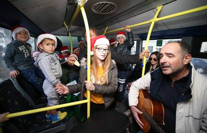 Veselica u autobusu: Srdelice i Dražen Zečić nudili su i fritule