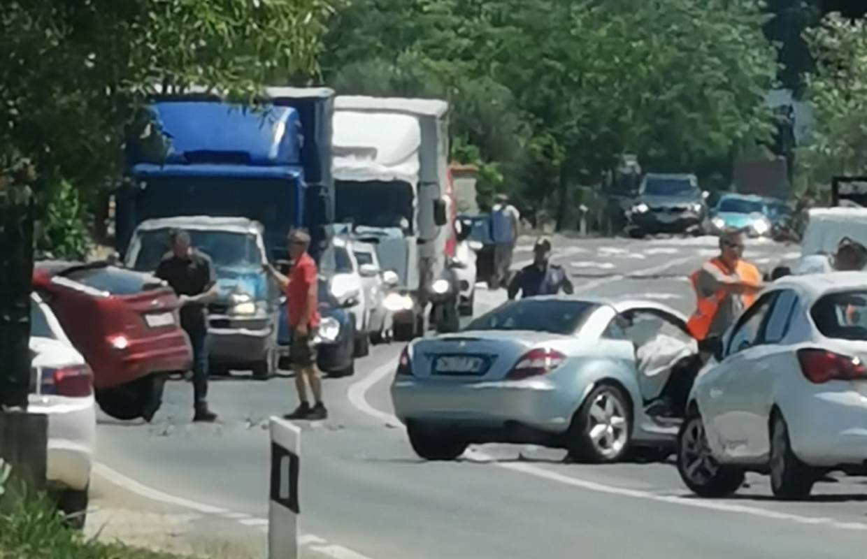 Skrenuo u suprotan smjer, u nesreći je ozlijeđeno troje ljudi