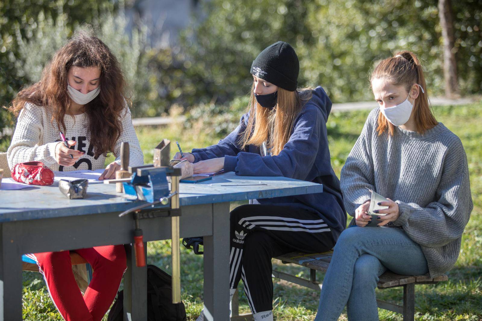 Ova je škola korona free zona: Stolovi su postavljeni u školski vrt, radi se u manjim grupama