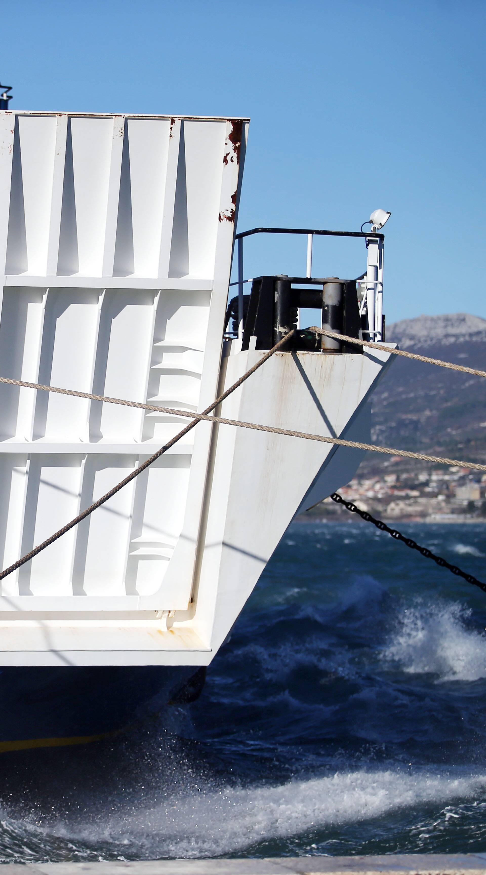 Split: Bura stvara probleme u pomorskom prometu