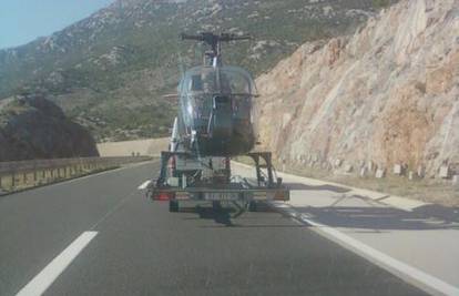 Opet helikopter na autocesti, prevozili ga na prikolici kombija