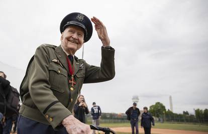 Slavni američki pilot, 'Bombarder slatkišima' Gail Halvorsen umro u 102. godini