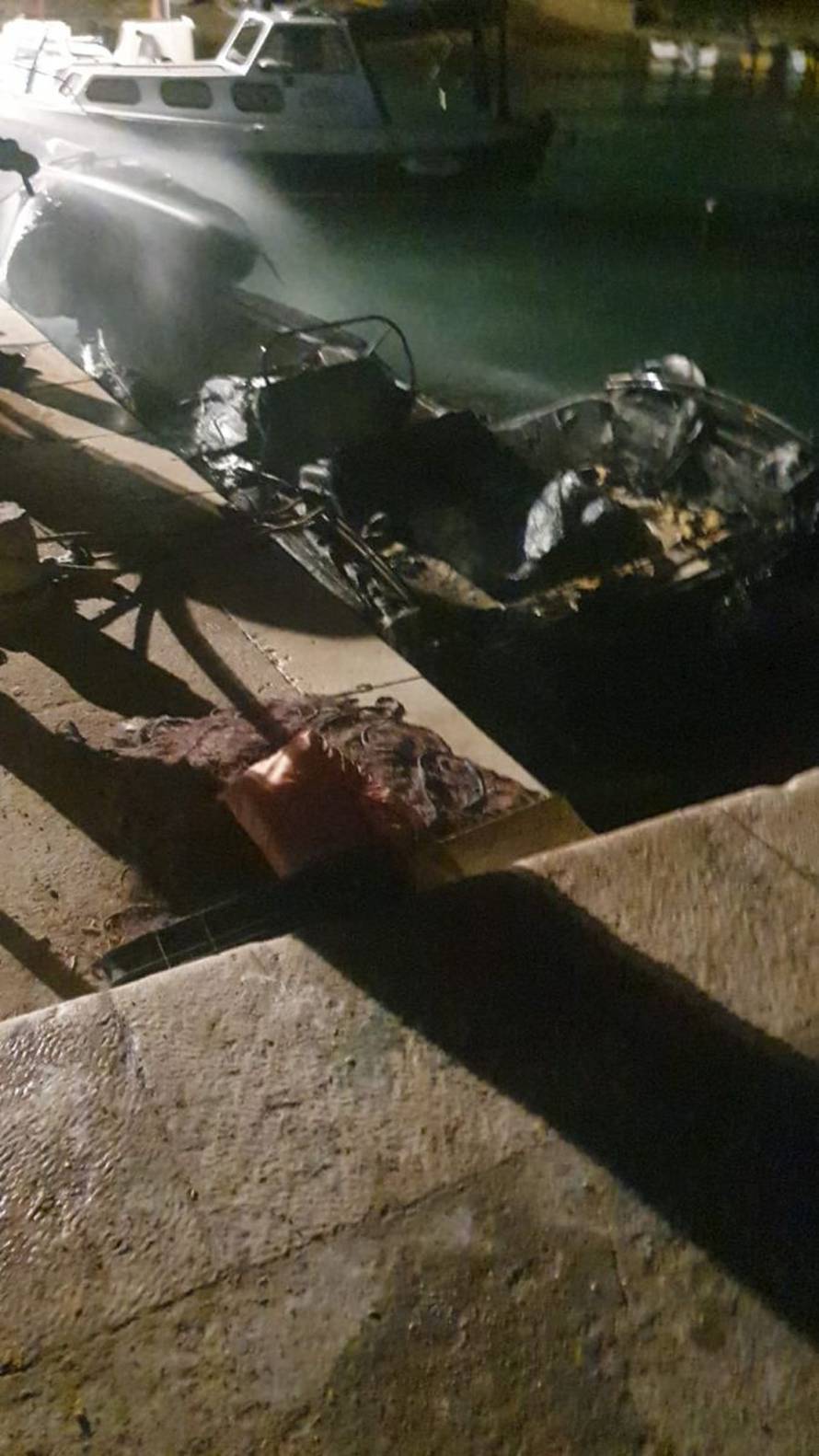Gumenjak na Hvaru nestao u plamenu, vlasnik broda hitno prebačen u Split zbog opeklina