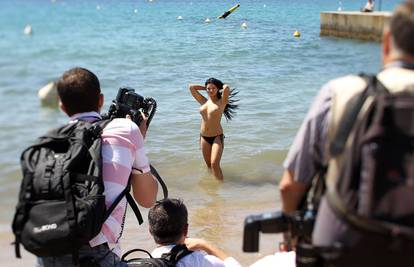 Novost u Cannesu: Pornodiva gola se valja u vrućem pijesku