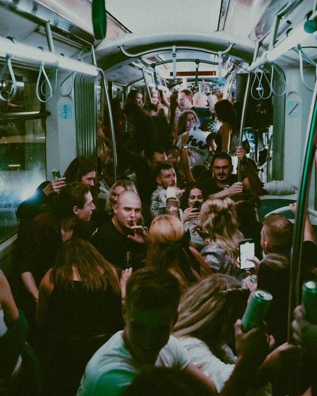 FOTO Ludilo na tračnicama! Ovaj party tramvaj u Zagrebu vozi vas direktno u ekstazu