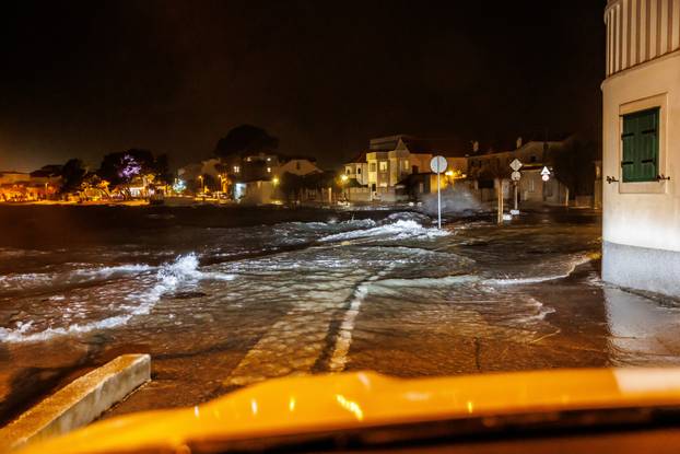 Kaštela: Olujno jugo i plima opet potopili Donja Kaštela