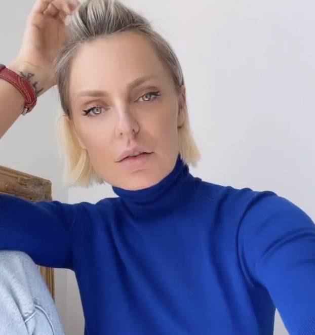 FOTO Fileri su joj uništili lice, no ona sad budi maštu noseći pod kaputom skoro pa ništa...