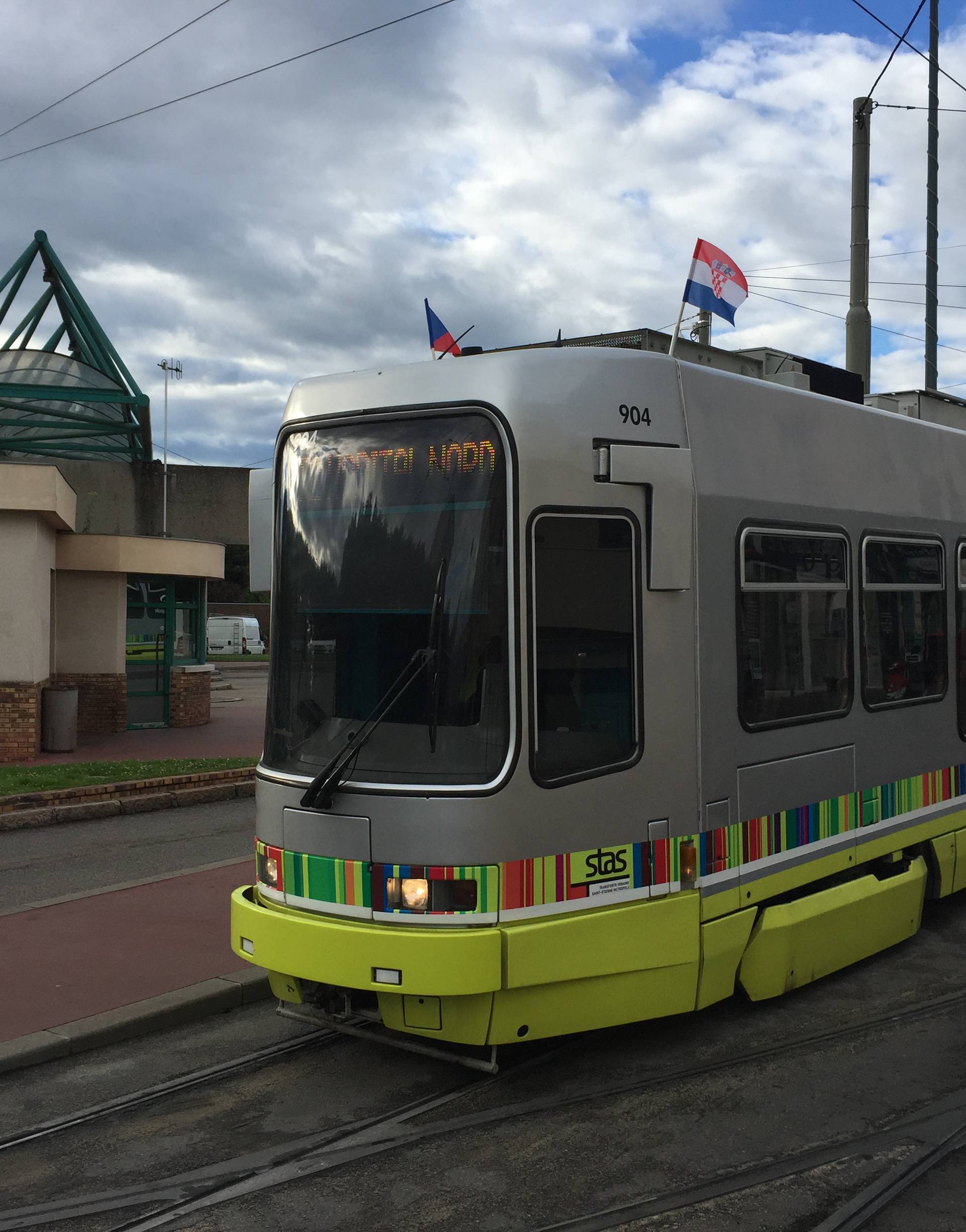 Hrvatske i češke zastavice i na busevima i tramvajima u gradu