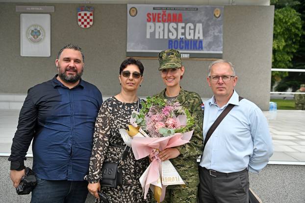 FOTO Suze i zagrljaji u Požegi: 900 novih ročnika položilo prisegu, među njima i 53 žene