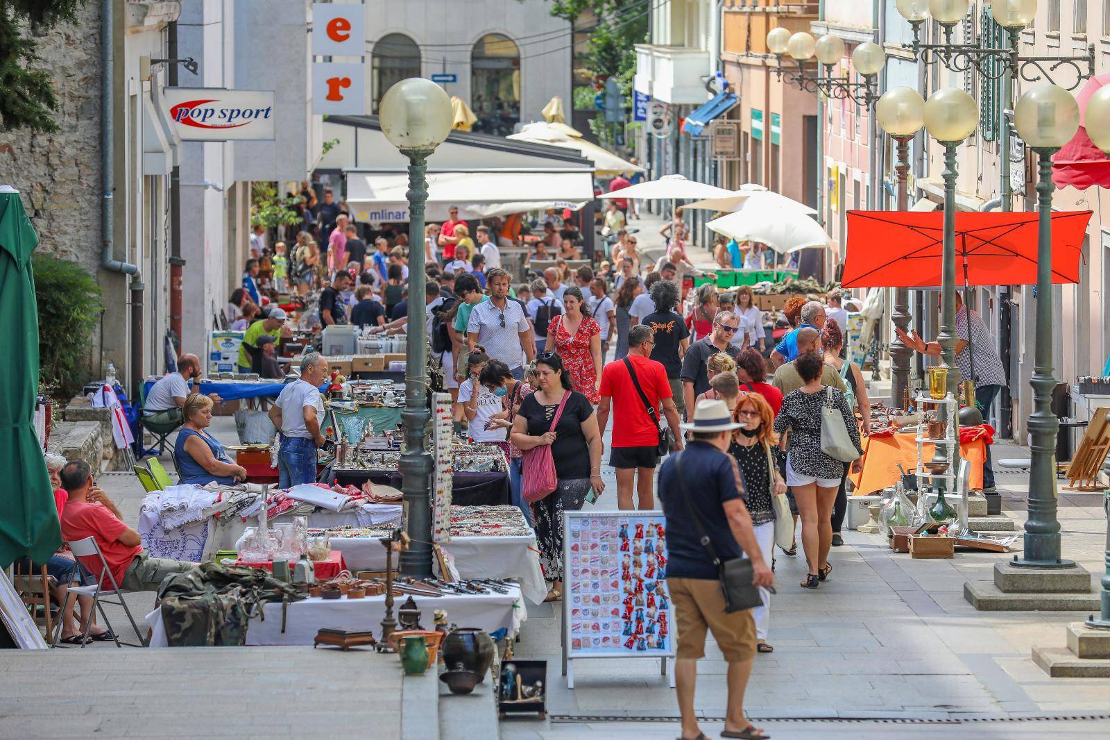 U Puli su ulice prepune turista