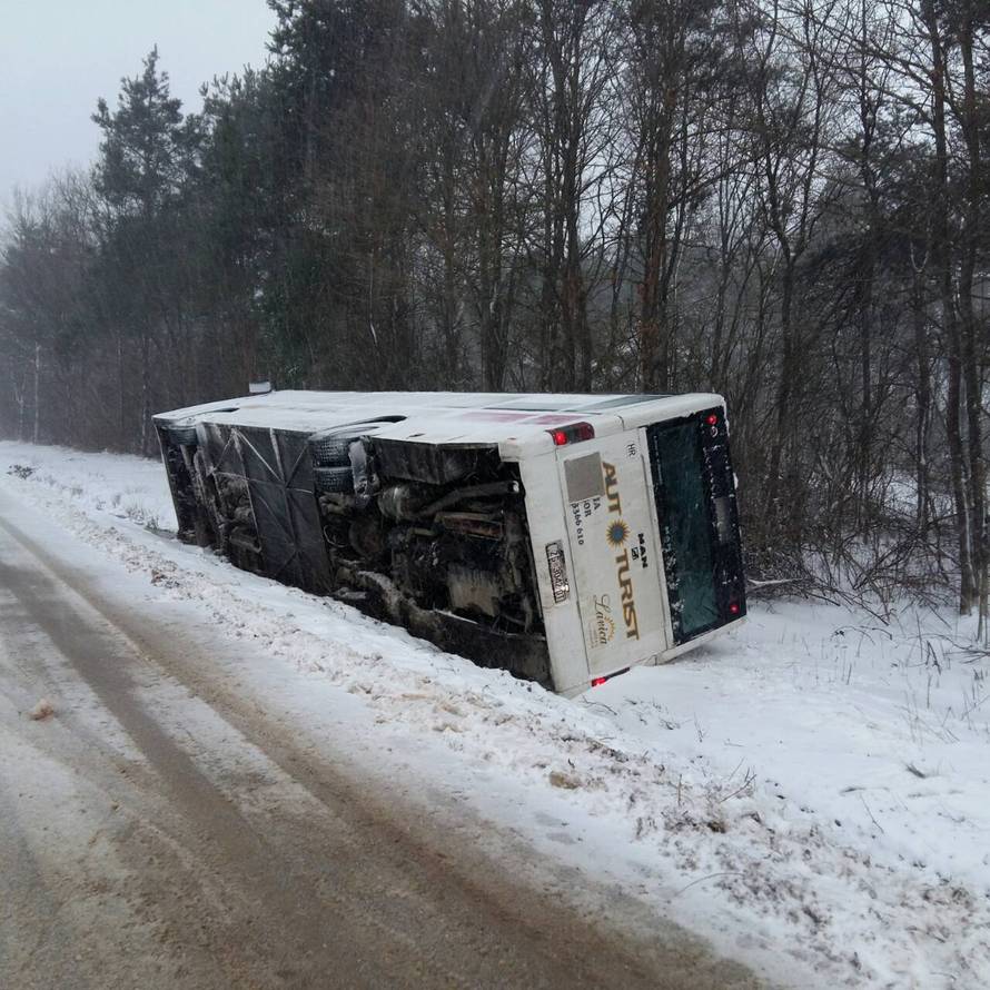 HGSS nepokretnom muškarcu kod Gračaca donio hranu i drva