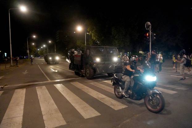 Policija i vojska suzavcima rastjerala okupljene prosvjednike u Novom Beogradu