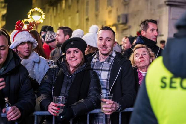 Baby Lasagna na Splitskoj rivi nastupio je prije Željka Bebeka