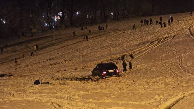 VIDEO Netko sanjkama, netko autom niz Cmrok: 'Uletio je među djecu i zapeo u snijegu!'