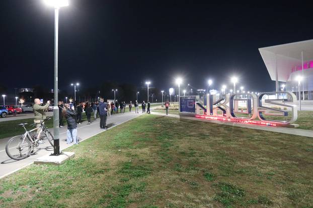Osijek: Građani dolaze zapaliti svijeće ispred Opus Arene 