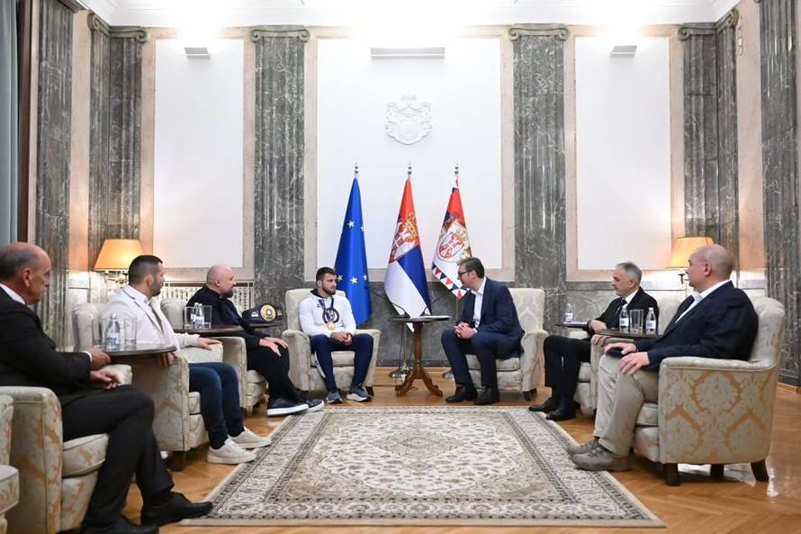 Vučić ugostio hrvača Komarova: Ponosni smo što je digao tri prsta u Zagrebu, njih to nervira