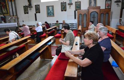 Teški trenuci: U crkvi u Vrpolju mole se za otetog Tomislava
