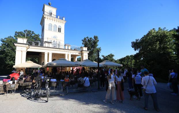 Zagreb: Promocija knjiga iz serijala Bridgerton i susret s autoricom Juliom Quinn