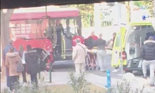 Sudar auta i autobusa u Splitu: Jednu putnicu odveli u bolnicu