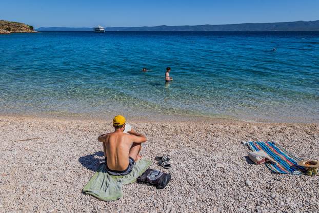 Bol: Ljetni ugođaj na plaži Martinica 