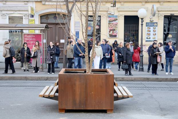 Zagreb: U Draškovićevoj ulici postavljene nove žardinjere s klupicama