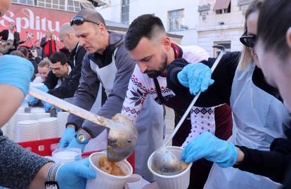 U Splitu građanima podijeljeno pet tisuća porcija bakalara i fritula