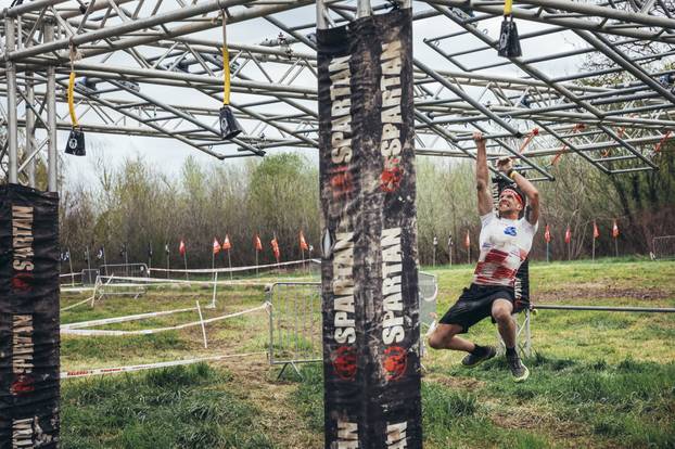 FOTO Betonske kugle od 40 kg, bacanje koplja, pješčane vreće: Ovo su prepreke za 'spartance'