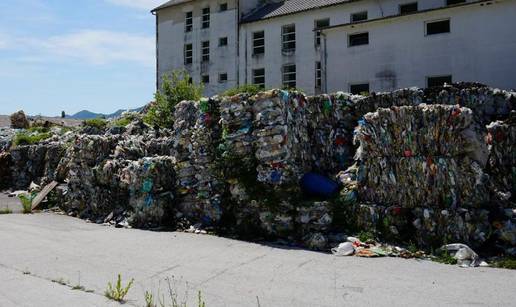 Nevjerojatno: Tisuće tona guma i plastike pored Gračaca prijete i pitkoj vodi i predivnom jezeru
