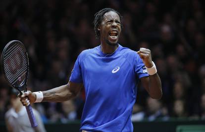 Monfils je 'razbio' Federera za 1-1 nakon prvog dana u finalu