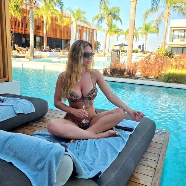 FOTO Lille odmara u Grčkoj: U šarenom bikiniju pokazala liniju
