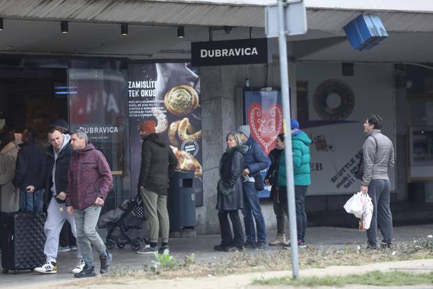 
Zagreb: Gužve na autobusnom kolodvoru ispred rijetko otvorenih dućana i pekarnica u gradu