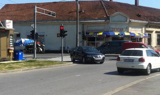 Passata parkirao nasred ceste i otišao do kioska po cigarete 