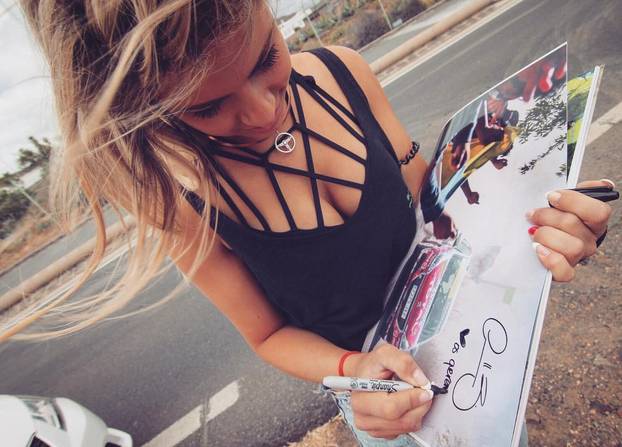 FOTO Paklena je za volanom, a tek kad skine gaćice i grudnjak